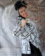 Load image into Gallery viewer, High Fashion raffinierte Bluse in angesagtem Design in Weiss Schwarz mit Muster bis Größe 58
