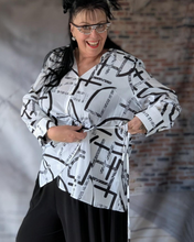 Load image into Gallery viewer, High Fashion raffinierte Bluse in angesagtem Design in Weiss Schwarz mit Muster bis Größe 58
