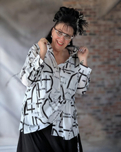 Load image into Gallery viewer, High Fashion raffinierte Bluse in angesagtem Design in Weiss Schwarz mit Muster bis Größe 58
