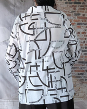 Load image into Gallery viewer, High Fashion raffinierte Bluse in angesagtem Design in Weiss Schwarz mit Muster bis Größe 58
