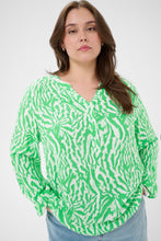 Load image into Gallery viewer, Sportliche Viskose Eco Bluse in Bright Green Muster bis Gr 54 - Kaffe Curve
