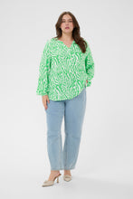 Load image into Gallery viewer, Sportliche Viskose Eco Bluse in Bright Green Muster bis Gr 54 - Kaffe Curve
