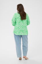 Load image into Gallery viewer, Sportliche Viskose Eco Bluse in Bright Green Muster bis Gr 54 - Kaffe Curve

