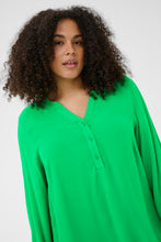 Lade das Bild in den Galerie-Viewer, Sportliche Viskose Eco Bluse in Bright Green Uni bis Gr 54 - Kaffe Curve
