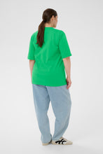 Load image into Gallery viewer, Basic Shirt in Bright Green Größe 40 bis 60 - Kaffe Curve
