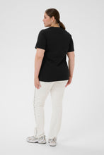 Load image into Gallery viewer, Stylisches T-Shirt mit kontraststarker „OUI“-Spitzenapplikation bis Gr 56 - Kaffe Curve

