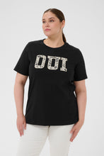 Load image into Gallery viewer, Stylisches T-Shirt mit kontraststarker „OUI“-Spitzenapplikation bis Gr 56 - Kaffe Curve
