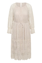 Load image into Gallery viewer, Romantisches Boho-Spitzenkleid im Stufen-Look – in Beige bis Gr 58
