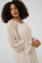 Load image into Gallery viewer, Romantisches Boho-Spitzenkleid im Stufen-Look – in Beige bis Gr 58
