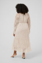 Load image into Gallery viewer, Romantisches Boho-Spitzenkleid im Stufen-Look – in Beige bis Gr 58
