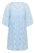 Load image into Gallery viewer, Romantisches Spitzenkleid in Hellblau – Eleganter Allover-Spitzenlook - Kaffe Curve bis Gr 54
