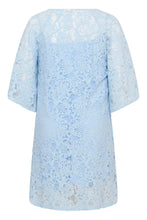 Load image into Gallery viewer, Romantisches Spitzenkleid in Hellblau – Eleganter Allover-Spitzenlook - Kaffe Curve bis Gr 54
