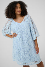 Load image into Gallery viewer, Romantisches Spitzenkleid in Hellblau – Eleganter Allover-Spitzenlook - Kaffe Curve bis Gr 54
