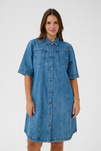 Lade das Bild in den Galerie-Viewer, Lässiges Denim-Hemdblusenkleid aus 100% Baumwolle bis Gr 58 - Kaffe Curve
