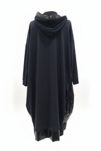 Lade das Bild in den Galerie-Viewer, Sweat Mantel von CN-G in Schwarz, mit Lackeinsätzen Onesized Größe 40 bis 64
