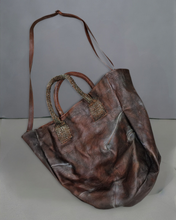 Lade das Bild in den Galerie-Viewer, Papucei Leder Handtasche Muno Jason brown
