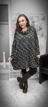 Load image into Gallery viewer, Mädchenglück Pullover in 2 Größen
