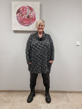 Load image into Gallery viewer, Mädchenglück Pullover in 2 Größen
