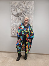Lade das Bild in den Galerie-Viewer, SALE Regenmantel Picasso von CN-G in bunt und 3 Größen bis Größe 62
