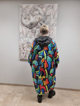 Lade das Bild in den Galerie-Viewer, SALE Regenmantel Picasso von CN-G in bunt und 3 Größen bis Größe 62
