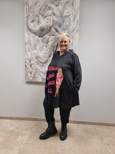 Load image into Gallery viewer, 𝐒𝐚𝐥𝐞- Barbie Hoodie von CN-G in Schwarz Pink in 2 Größe bis 58/60
