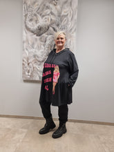 Load image into Gallery viewer, 𝐒𝐚𝐥𝐞- Barbie Hoodie von CN-G in Schwarz Pink in 2 Größe bis 58/60
