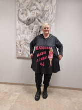 Load image into Gallery viewer, 𝐒𝐚𝐥𝐞- Barbie Hoodie von CN-G in Schwarz Pink in 2 Größe bis 58/60
