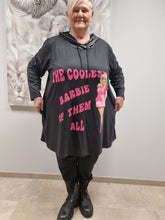 Load image into Gallery viewer, 𝐒𝐚𝐥𝐞- Barbie Hoodie von CN-G in Schwarz Pink in 2 Größe bis 58/60
