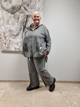 Load image into Gallery viewer, 𝐒𝐚𝐥𝐞- NUR NOCH 2 ARTIKEL Zweiteiler Set in Grau mit Memory Einsatz von CN-G mit Tunika und Hose in 2 Größe bis Gr 64
