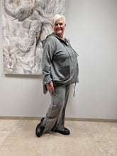 Load image into Gallery viewer, 𝐒𝐚𝐥𝐞- NUR NOCH 2 ARTIKEL Zweiteiler Set in Grau mit Memory Einsatz von CN-G mit Tunika und Hose in 2 Größe bis Gr 64
