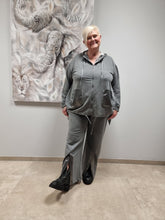 Load image into Gallery viewer, 𝐒𝐚𝐥𝐞- NUR NOCH 2 ARTIKEL Zweiteiler Set in Grau mit Memory Einsatz von CN-G mit Tunika und Hose in 2 Größe bis Gr 64
