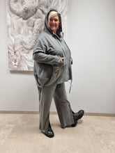 Load image into Gallery viewer, 𝐒𝐚𝐥𝐞- NUR NOCH 2 ARTIKEL Zweiteiler Set in Grau mit Memory Einsatz von CN-G mit Tunika und Hose in 2 Größe bis Gr 64
