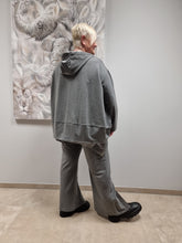 Load image into Gallery viewer, 𝐒𝐚𝐥𝐞- NUR NOCH 2 ARTIKEL Zweiteiler Set in Grau mit Memory Einsatz von CN-G mit Tunika und Hose in 2 Größe bis Gr 64
