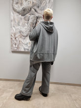 Load image into Gallery viewer, 𝐒𝐚𝐥𝐞- NUR NOCH 2 ARTIKEL Zweiteiler Set in Grau mit Memory Einsatz von CN-G mit Tunika und Hose in 2 Größe bis Gr 64
