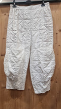 Lade das Bild in den Galerie-Viewer, CN-G Sommer Stepp Ballonhose in Weiss &amp; 3 Größen bis Gr 60
