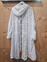 Lade das Bild in den Galerie-Viewer, Überwurf Jacke Onesize aus Leinen mit Spitze in 2 Farben
