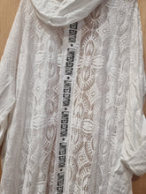 Lade das Bild in den Galerie-Viewer, Überwurf Jacke Onesize aus Leinen mit Spitze in 2 Farben
