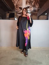 Lade das Bild in den Galerie-Viewer, Carmen Kleid mit floralem Muster von CN-G bis Größe 56/58
