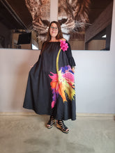 Lade das Bild in den Galerie-Viewer, Carmen Kleid mit floralem Muster von CN-G bis Größe 56/58
