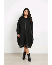 Lade das Bild in den Galerie-Viewer, Sweat Mantel von CN-G in Schwarz, mit Lackeinsätzen Onesized Größe 40 bis 64
