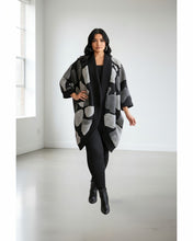 Lade das Bild in den Galerie-Viewer, MOS- Mirror of Style Teddy Cardigan in Grau Antra Schwarz - alle Größen
