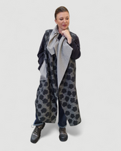 Lade das Bild in den Galerie-Viewer, Wunderschöne Longweste mit dezentem Flowerdesign und Raffungen Gr 40 bis 54
