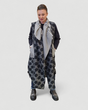 Lade das Bild in den Galerie-Viewer, Wunderschöne Longweste mit dezentem Flowerdesign und Raffungen Gr 40 bis 54
