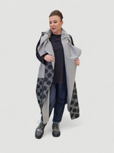 Lade das Bild in den Galerie-Viewer, Wunderschöne Longweste mit dezentem Flowerdesign und Raffungen Gr 40 bis 54
