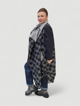 Lade das Bild in den Galerie-Viewer, Wunderschöne Longweste mit dezentem Flowerdesign und Raffungen Gr 40 bis 54
