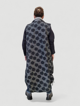 Lade das Bild in den Galerie-Viewer, Wunderschöne Longweste mit dezentem Flowerdesign und Raffungen Gr 40 bis 54
