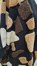 Lade das Bild in den Galerie-Viewer, MOS- Mirror of Style Teddy Cardigan in Braun Schwarz - alle Größen
