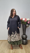 Lade das Bild in den Galerie-Viewer, Longtunika Kleid in angesagtem floralem Design Größe 40 bis 60
