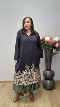 Lade das Bild in den Galerie-Viewer, Longtunika Kleid in angesagtem floralem Design Größe 40 bis 60
