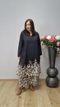 Lade das Bild in den Galerie-Viewer, Longtunika Kleid in angesagtem floralem Design Größe 40 bis 60
